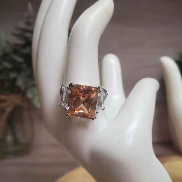 Vintage Beverly Hills 18kt HGE Peach Gemstone Ring Size 10